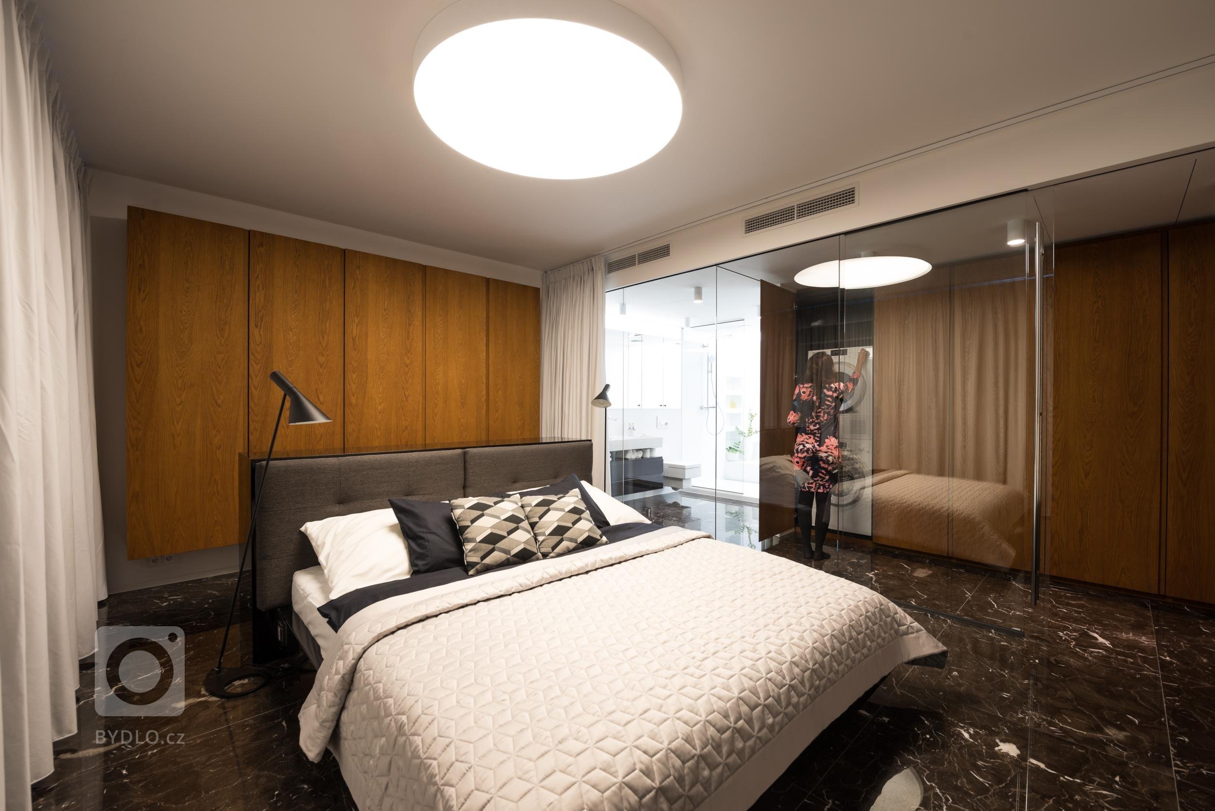 Luxusní byt v Riverparku s mramorovou podlahou bude sloužit k pronájmu pro náročné klienty. V návrhu jsme se vyhnuli okázalým kýčům a vytvořili skutečně…