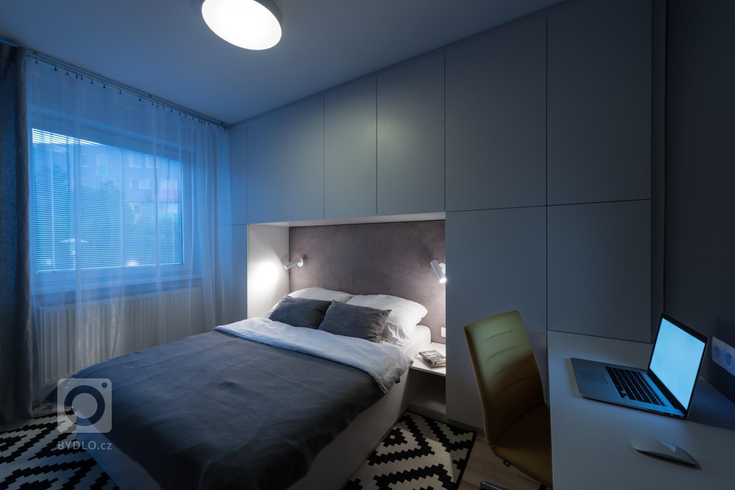 Optimistický interiér malého bytu obsahuje minimum zbytečností, proto působí čistě a prostorně. Velkoplošné fototapety z portfolia majitele zvětšují měřítko…