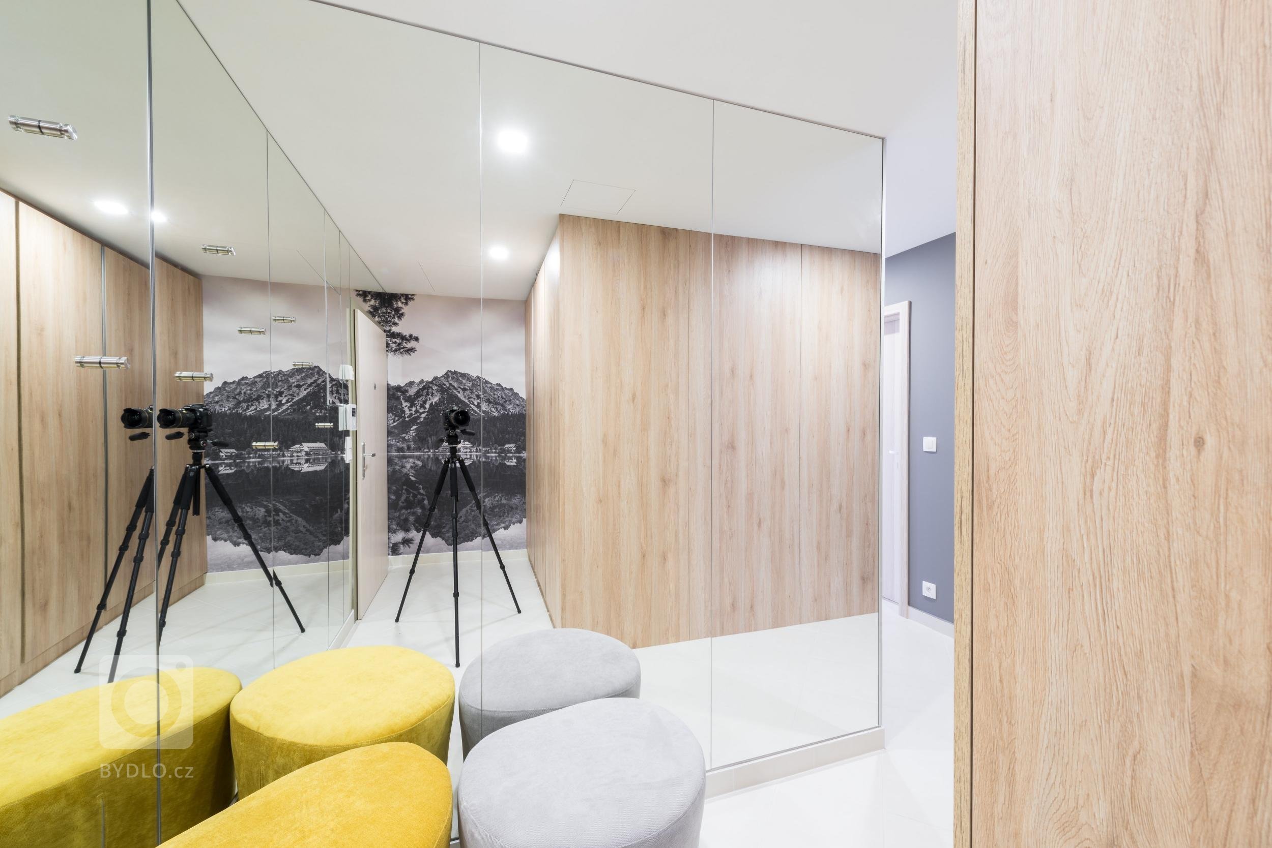 Optimistický interiér malého bytu obsahuje minimum zbytečností, proto působí čistě a prostorně. Velkoplošné fototapety z portfolia majitele zvětšují měřítko…