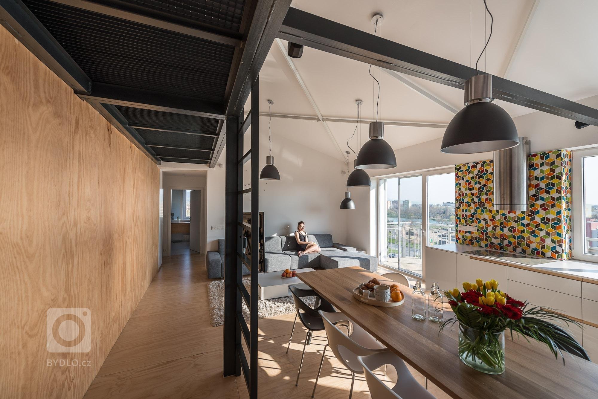 Interiér třípokojového loftu jsme navrhli tak, aby vynikly hlavní přednosti loftů - uvolněnost, neformálnost a prostor. Přiznané prvky ocelové konstrukce…