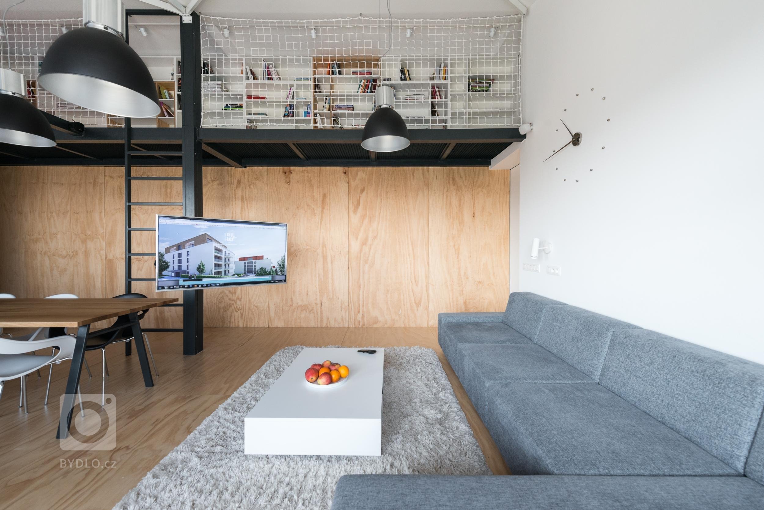 Interiér třípokojového loftu jsme navrhli tak, aby vynikly hlavní přednosti loftů - uvolněnost, neformálnost a prostor. Přiznané prvky ocelové konstrukce…