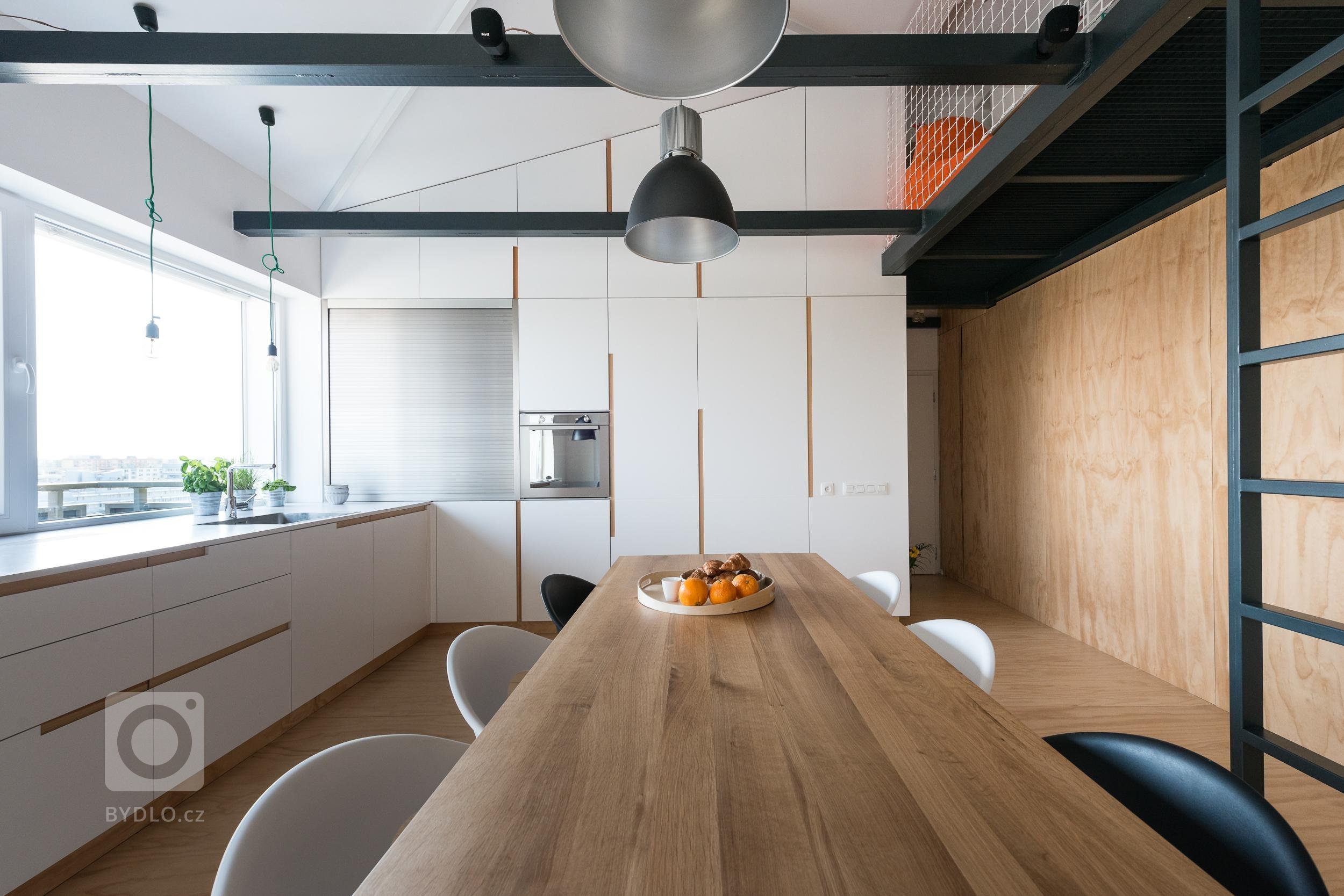 Interiér třípokojového loftu jsme navrhli tak, aby vynikly hlavní přednosti loftů - uvolněnost, neformálnost a prostor. Přiznané prvky ocelové konstrukce…