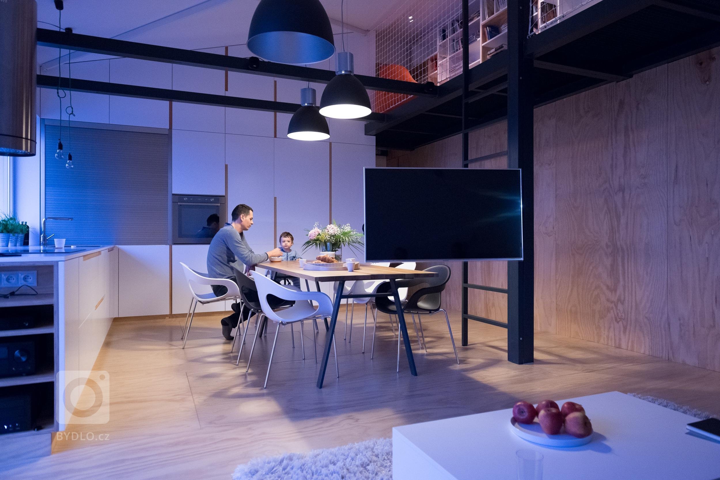 Interiér třípokojového loftu jsme navrhli tak, aby vynikly hlavní přednosti loftů - uvolněnost, neformálnost a prostor. Přiznané prvky ocelové konstrukce…