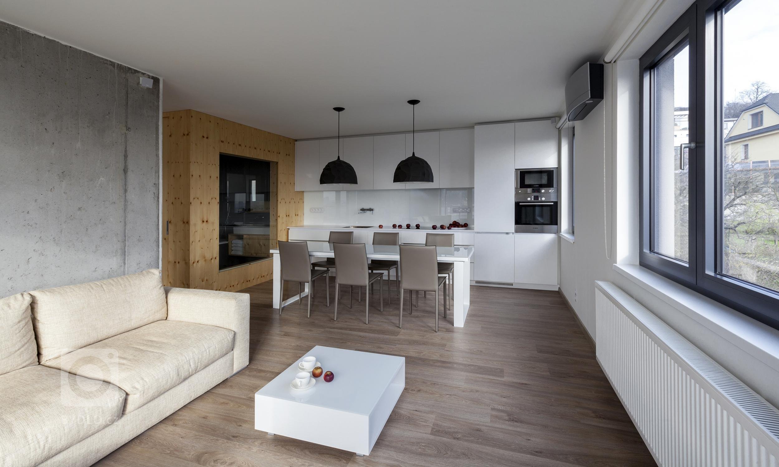 Interiér třípokojového bytu jsme postavili na kontrastu betonu a dřeva. Drsnou přirozenost betonové zdi zjemňuje borovicový kubus s hygienickými prostory. V…