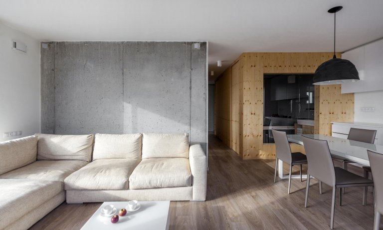 Interiér třípokojového bytu jsme postavili na kontrastu betonu a dřeva. Drsnou přirozenost betonové zdi zjemňuje borovicový kubus s hygienickými prostory. V…