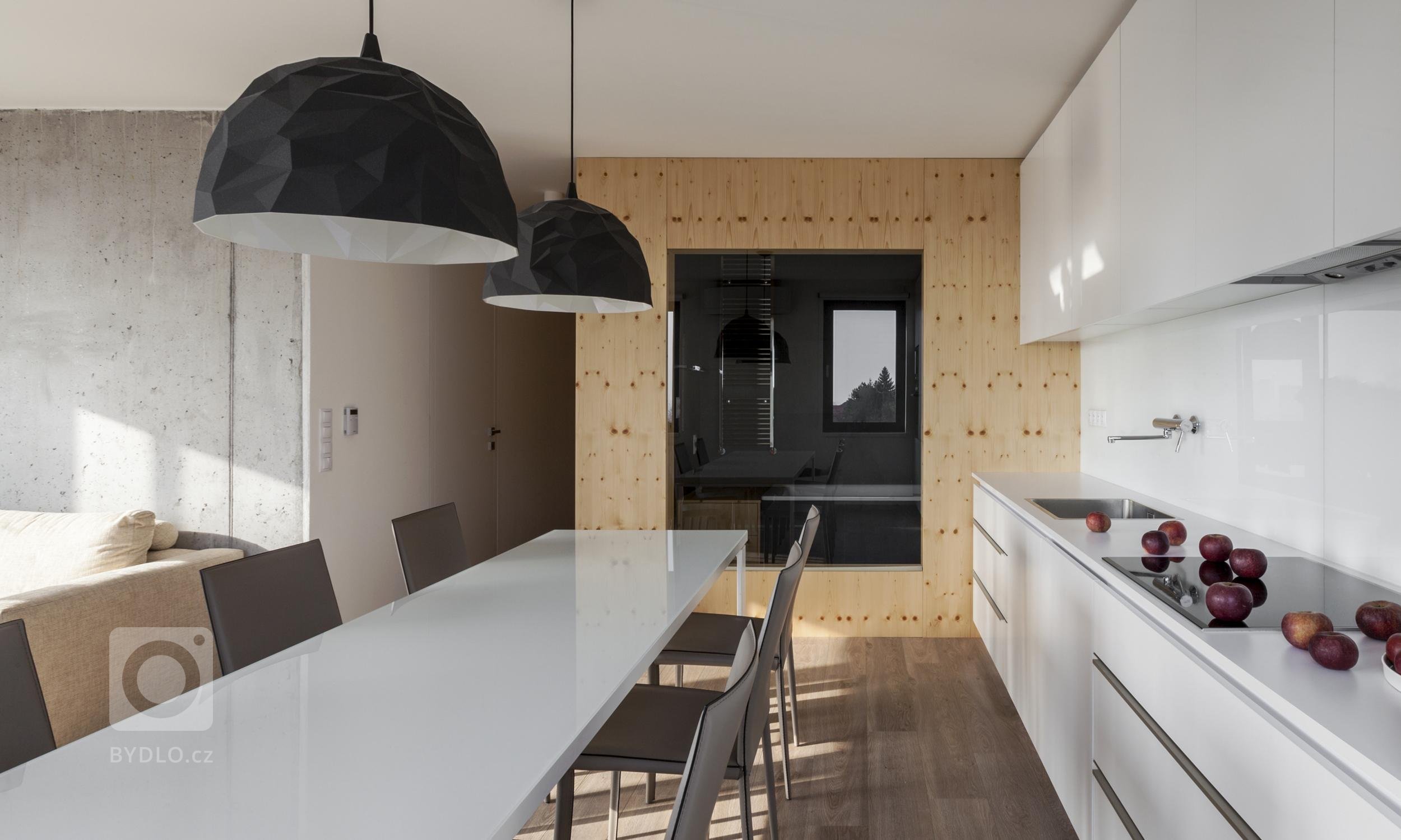 Interiér třípokojového bytu jsme postavili na kontrastu betonu a dřeva. Drsnou přirozenost betonové zdi zjemňuje borovicový kubus s hygienickými prostory. V…