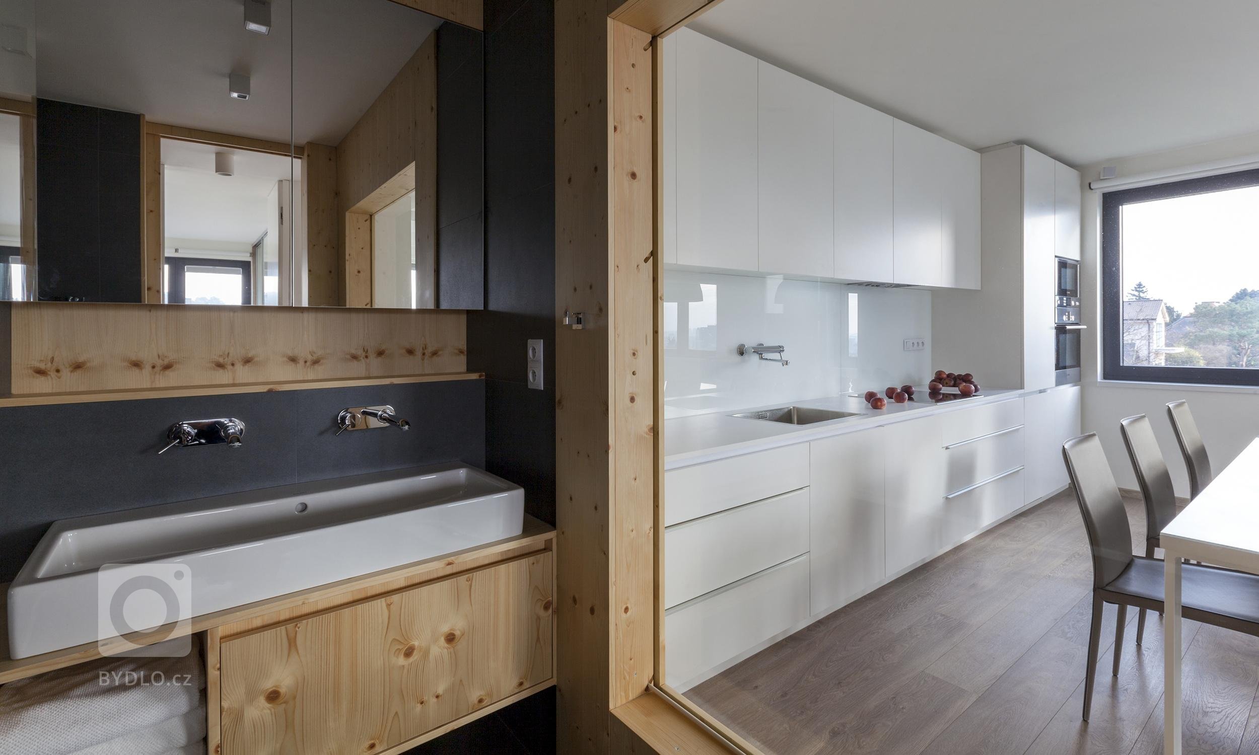 Interiér třípokojového bytu jsme postavili na kontrastu betonu a dřeva. Drsnou přirozenost betonové zdi zjemňuje borovicový kubus s hygienickými prostory. V…