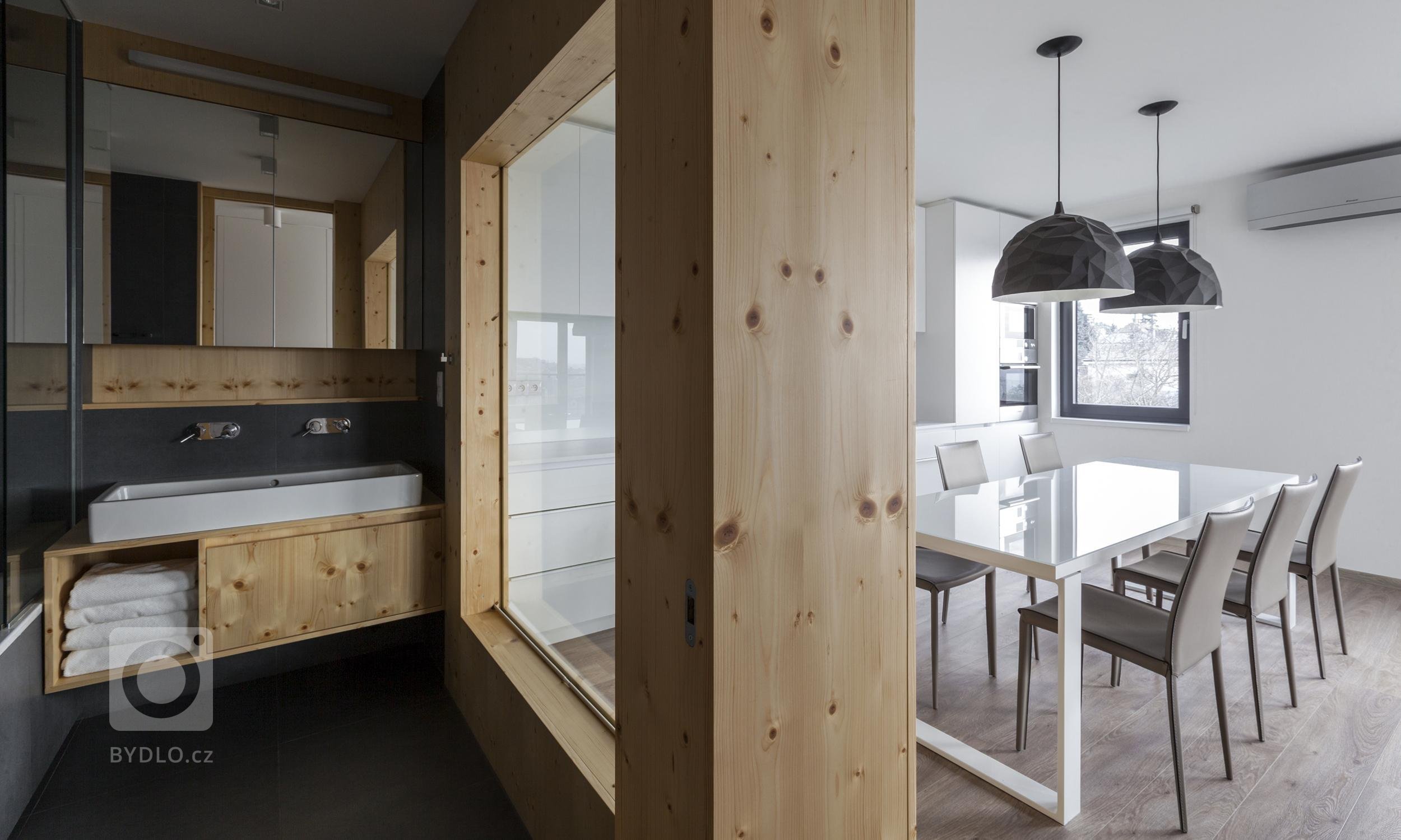 Interiér třípokojového bytu jsme postavili na kontrastu betonu a dřeva. Drsnou přirozenost betonové zdi zjemňuje borovicový kubus s hygienickými prostory. V…
