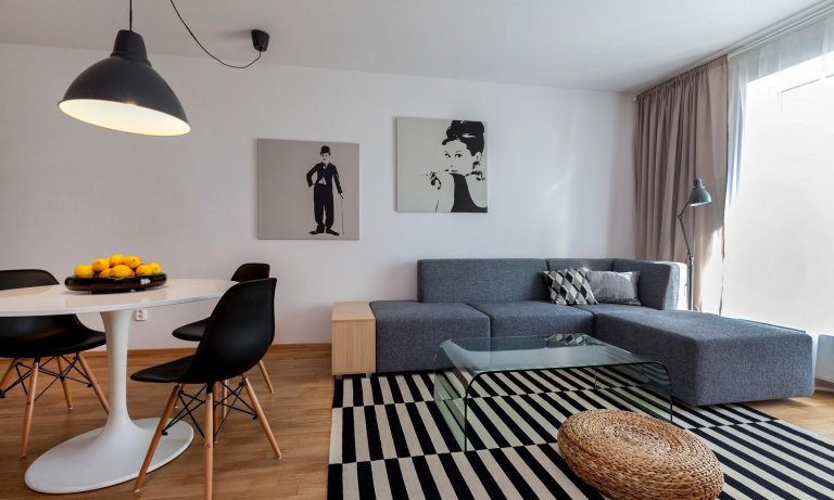 Jemný interiér malého bytu s nádechem romantiky jsme navrhli pro mladý pár, kterému splnil představy o bydlení. Teplé zemité barvy a správná kombinace typového…