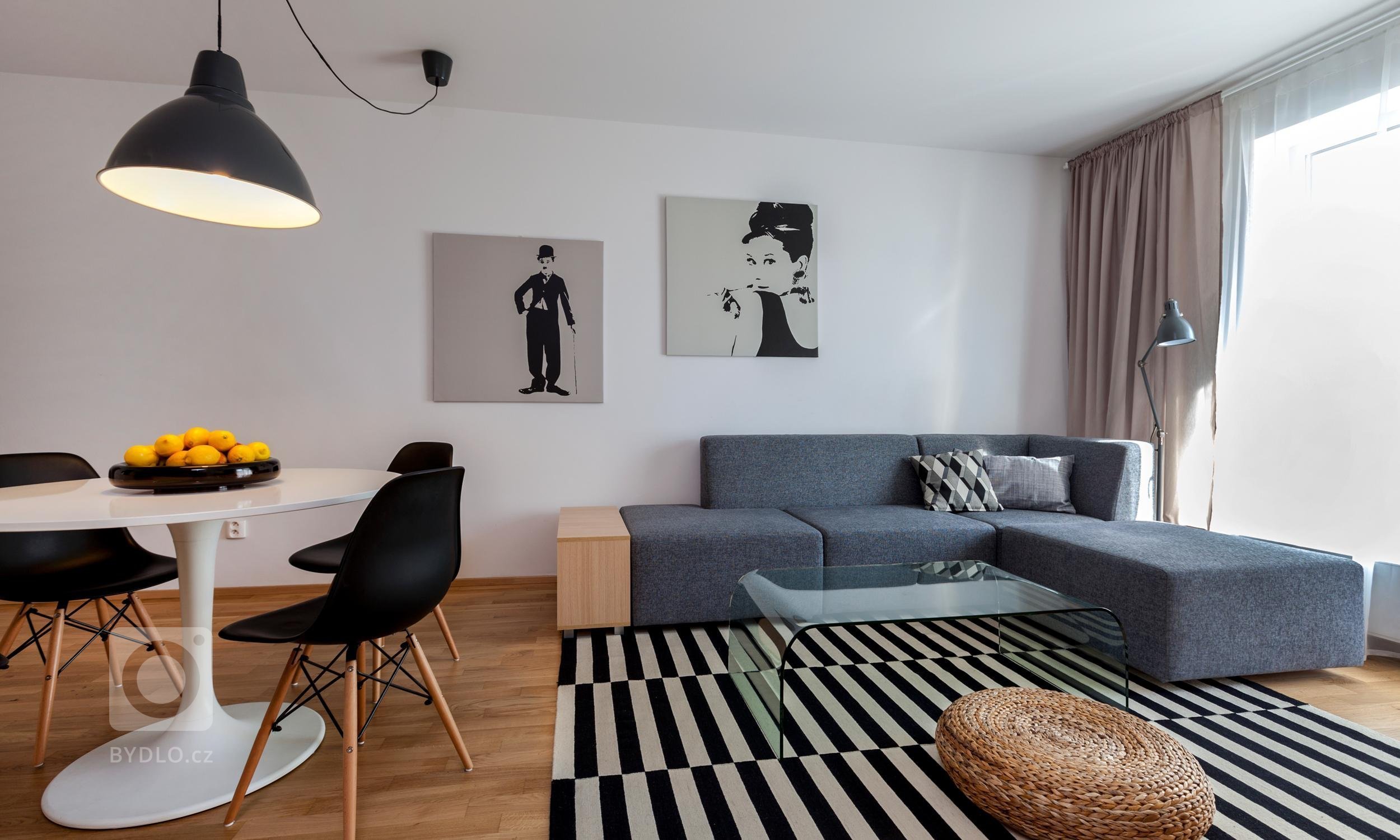 Jemný interiér malého bytu s nádechem romantiky jsme navrhli pro mladý pár, kterému splnil představy o bydlení. Teplé zemité barvy a správná kombinace typového…