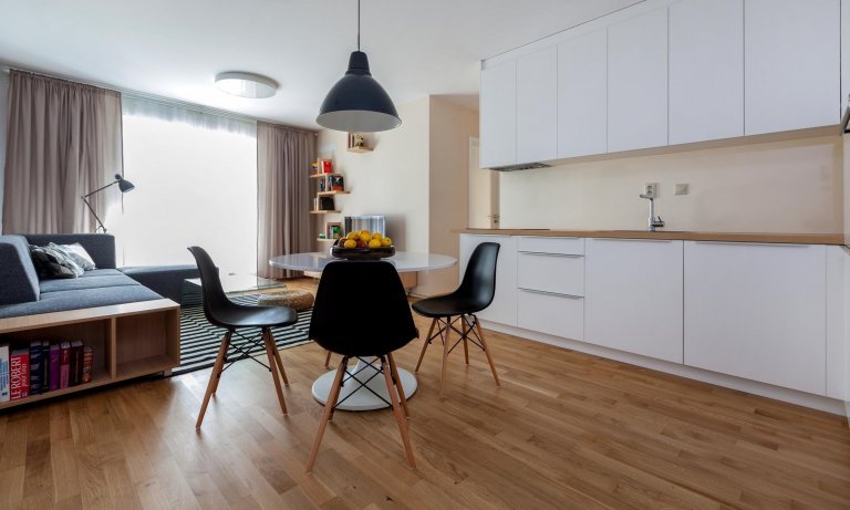 Jemný interiér malého bytu s nádechem romantiky jsme navrhli pro mladý pár, kterému splnil představy o bydlení. Teplé zemité barvy a správná kombinace typového…