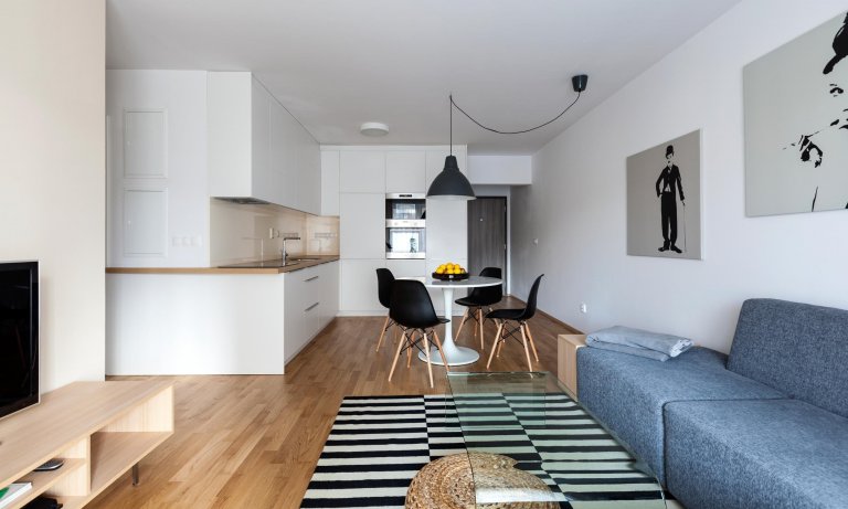 Jemný interiér malého bytu s nádechem romantiky jsme navrhli pro mladý pár, kterému splnil představy o bydlení. Teplé zemité barvy a správná kombinace typového…