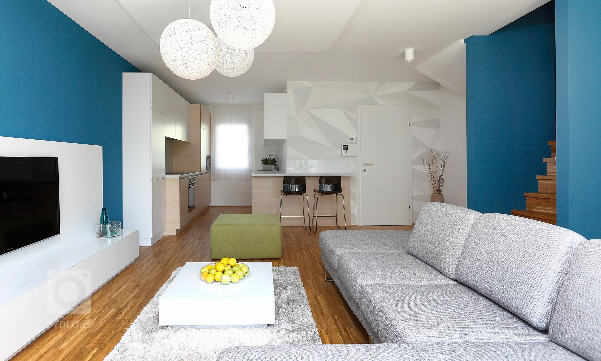 Do interiéru malometrážního&nbsp;rodinného domu jsme navrhli zařízení bez stavebních úprav. Dle požadavků majitelů interiéru dominují živé a svěží barvy, které…