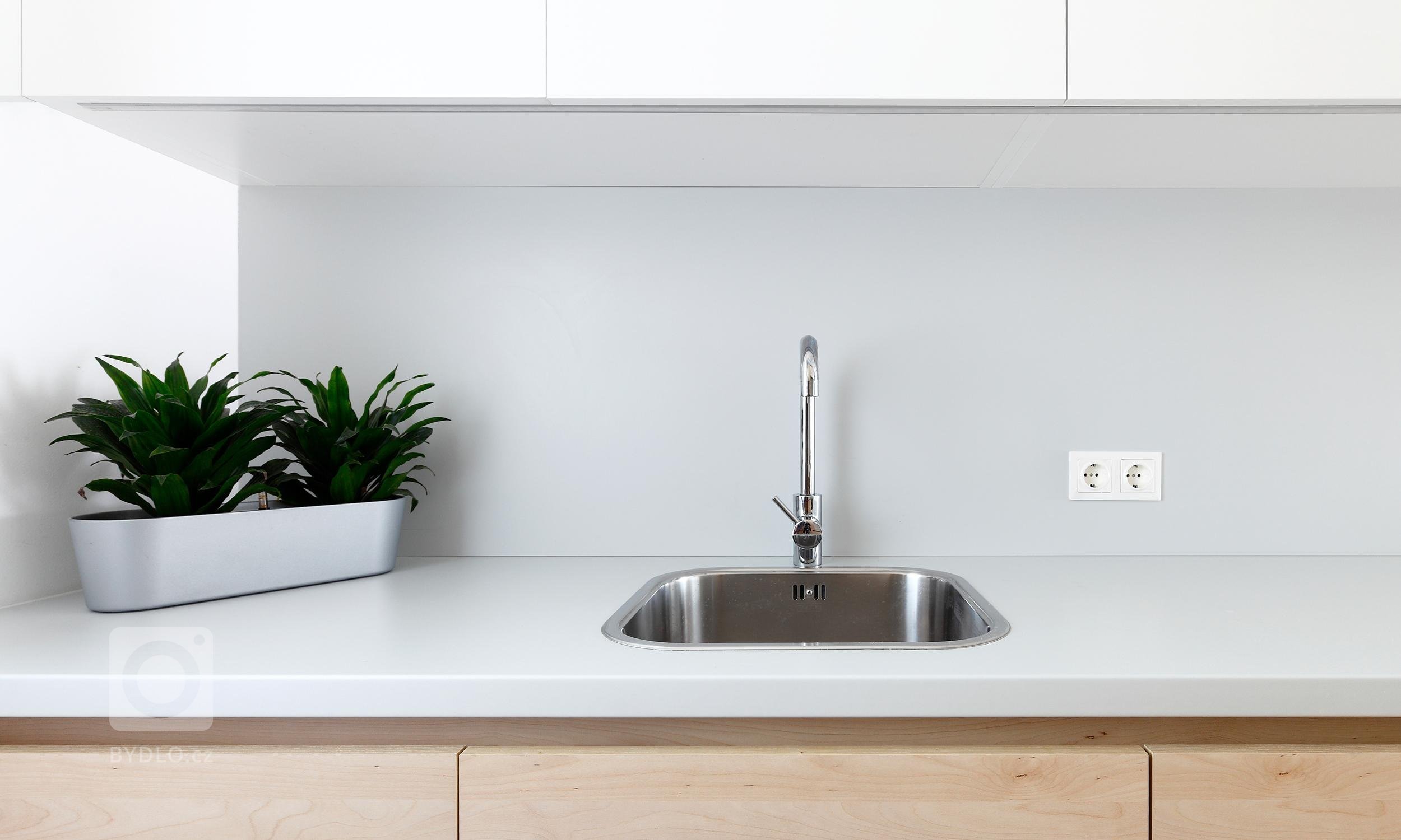 Do interiéru malometrážního&nbsp;rodinného domu jsme navrhli zařízení bez stavebních úprav. Dle požadavků majitelů interiéru dominují živé a svěží barvy, které…