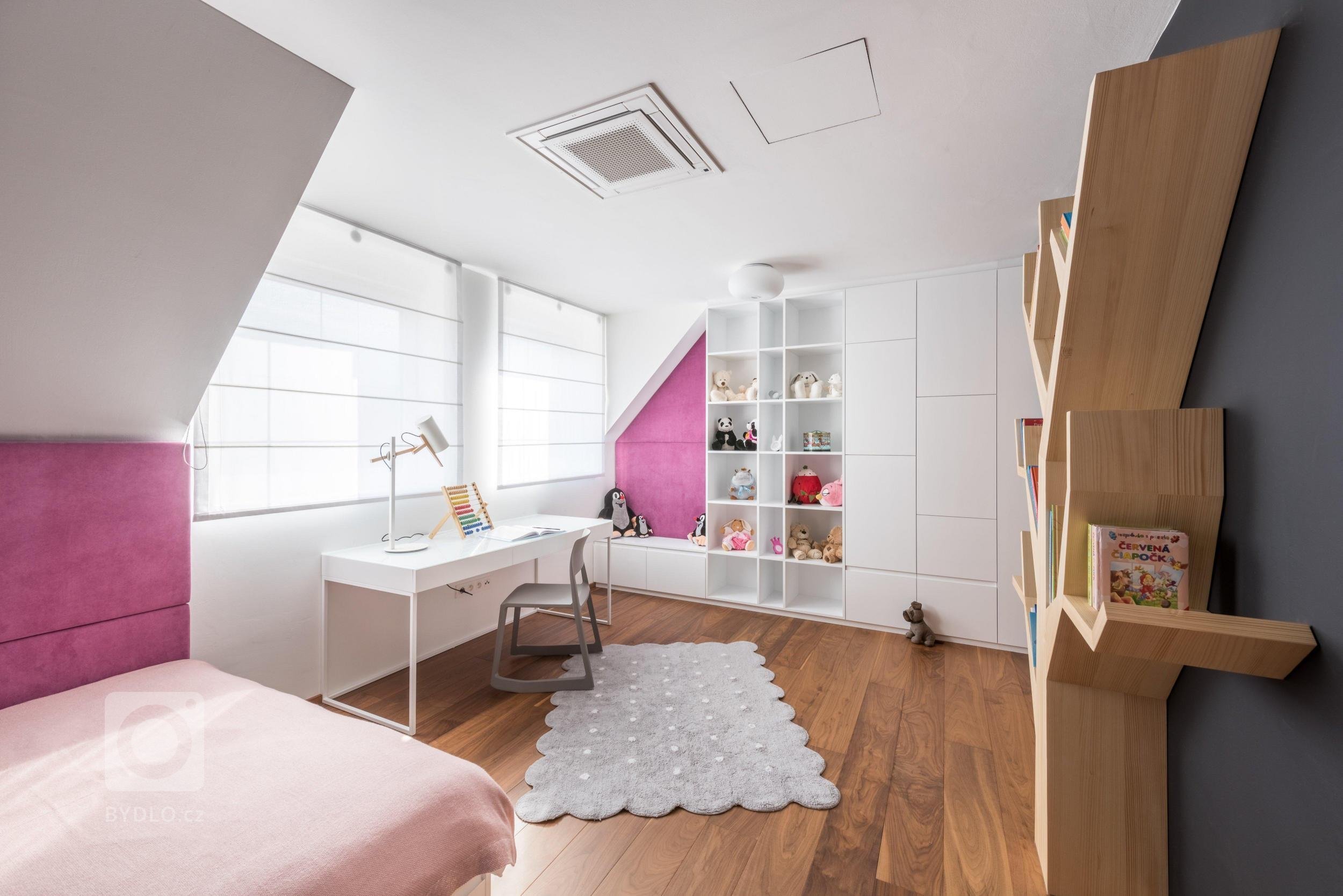 Do interiéru malometrážního&nbsp;rodinného domu jsme navrhli zařízení bez stavebních úprav. Dle požadavků majitelů interiéru dominují živé a svěží barvy, které…