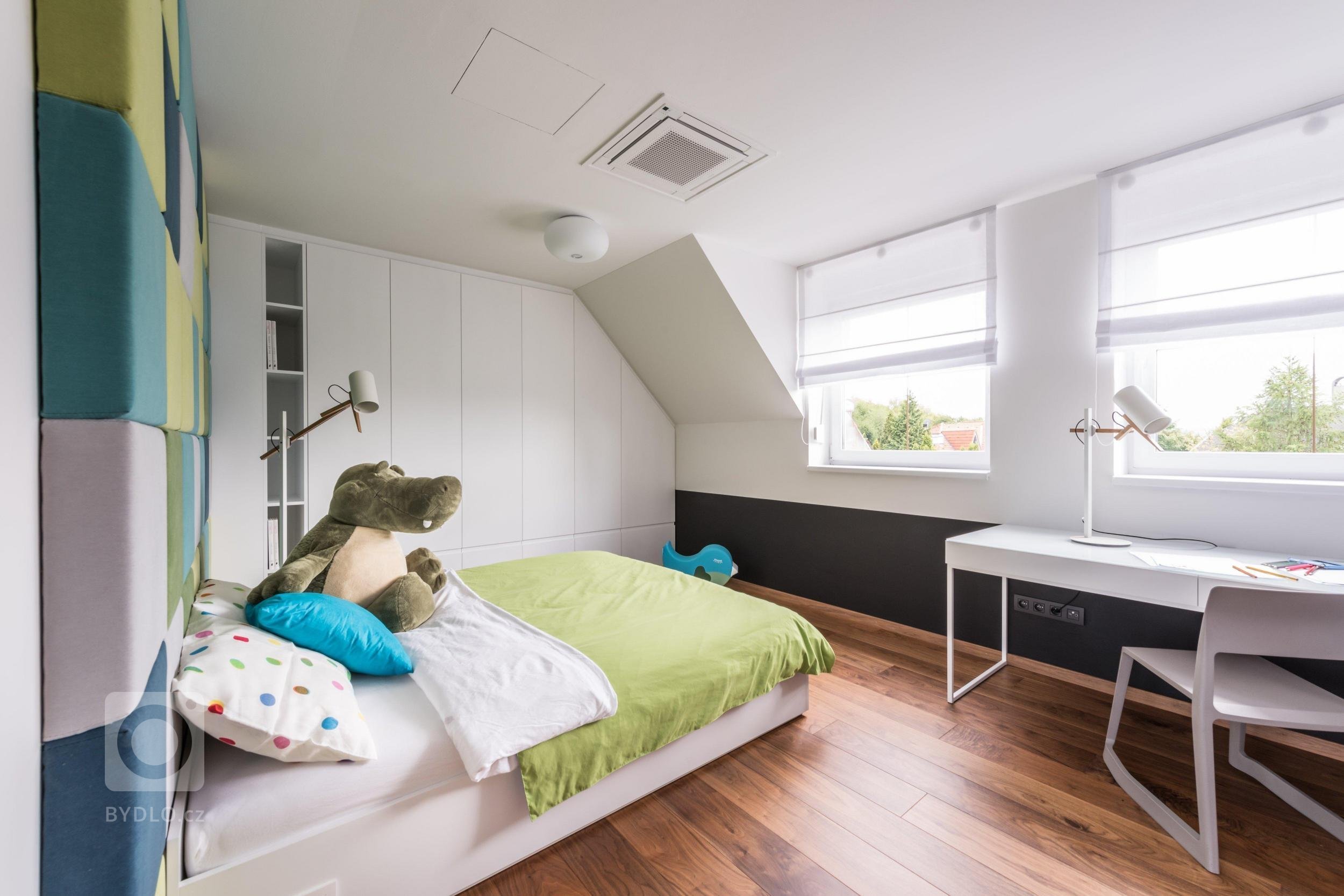 Do interiéru malometrážního&nbsp;rodinného domu jsme navrhli zařízení bez stavebních úprav. Dle požadavků majitelů interiéru dominují živé a svěží barvy, které…