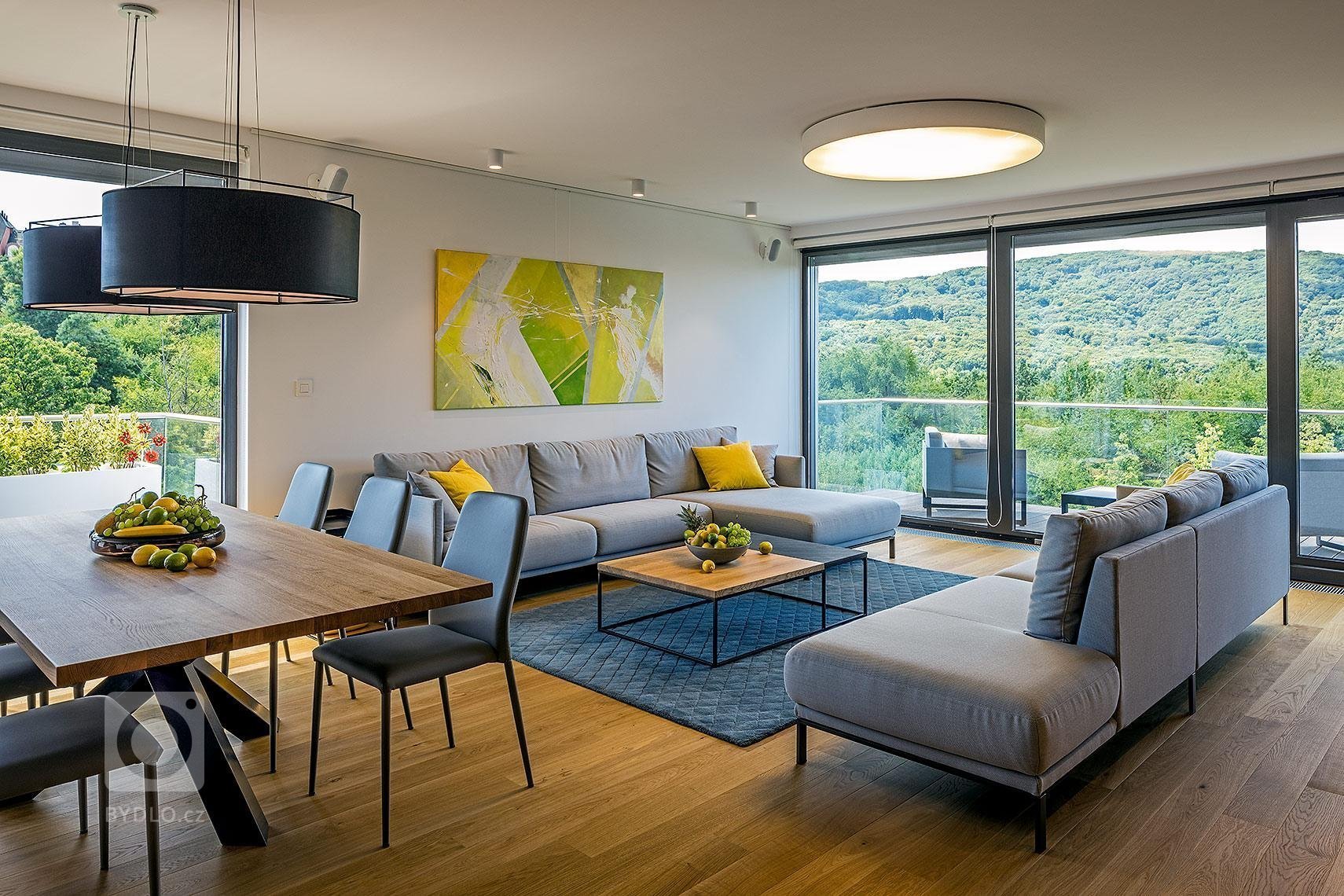 Velkometrážní&nbsp;byt v rezidenčním objektu Villa Vista je především o výhledu, ke kterému stačilo dodělat interiér, který ho nezkazí. Byt je navzdory…