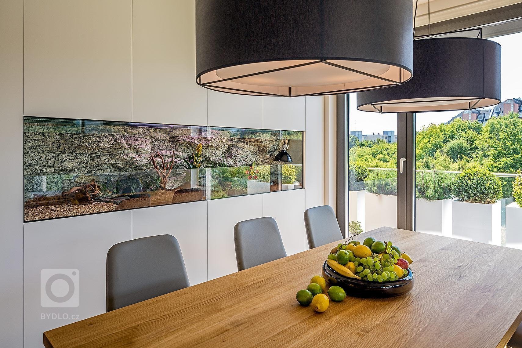 Velkometrážní&nbsp;byt v rezidenčním objektu Villa Vista je především o výhledu, ke kterému stačilo dodělat interiér, který ho nezkazí. Byt je navzdory…