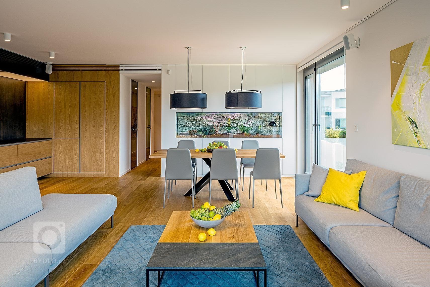 Velkometrážní&nbsp;byt v rezidenčním objektu Villa Vista je především o výhledu, ke kterému stačilo dodělat interiér, který ho nezkazí. Byt je navzdory…