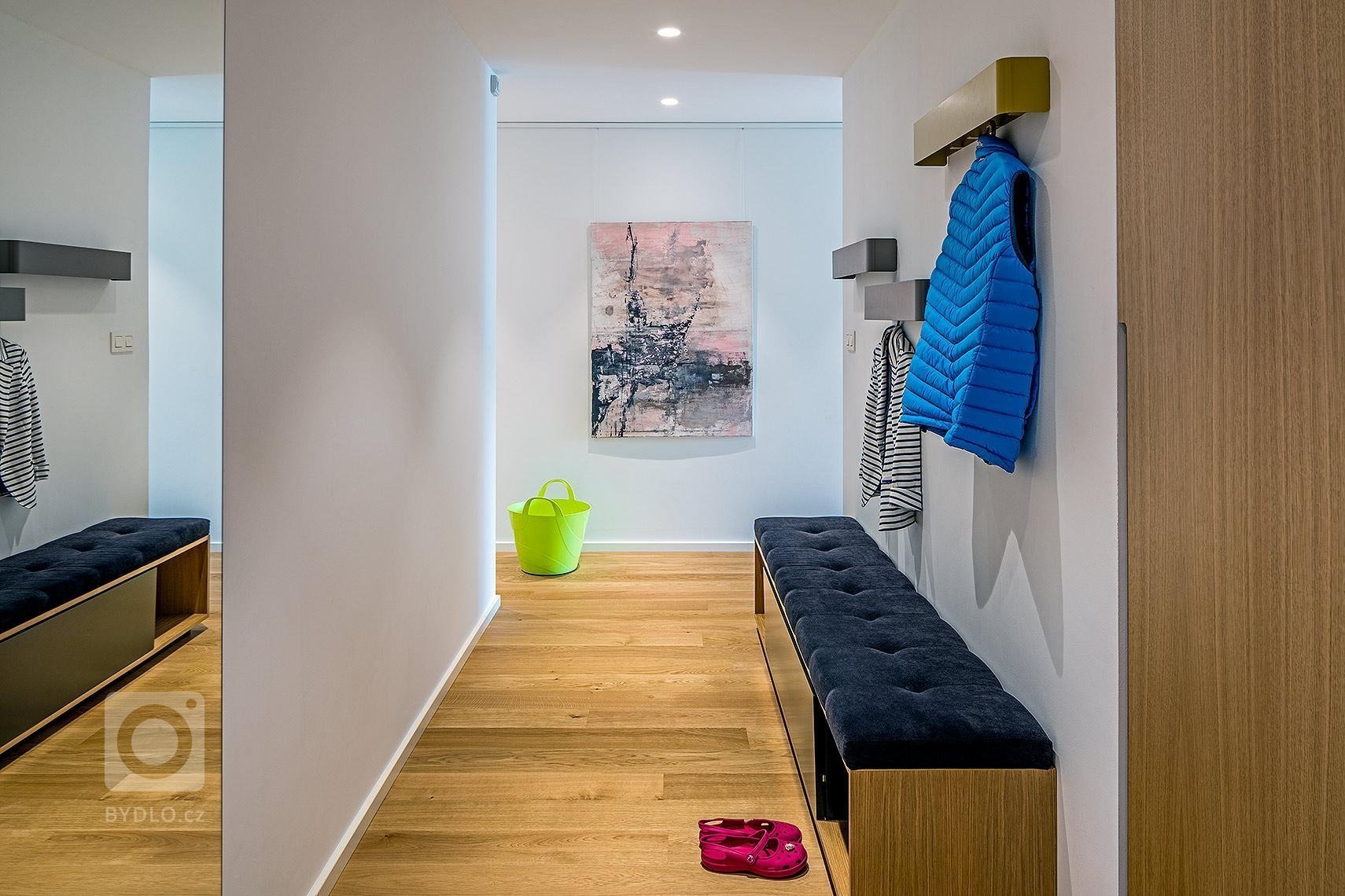 Velkometrážní&nbsp;byt v rezidenčním objektu Villa Vista je především o výhledu, ke kterému stačilo dodělat interiér, který ho nezkazí. Byt je navzdory…