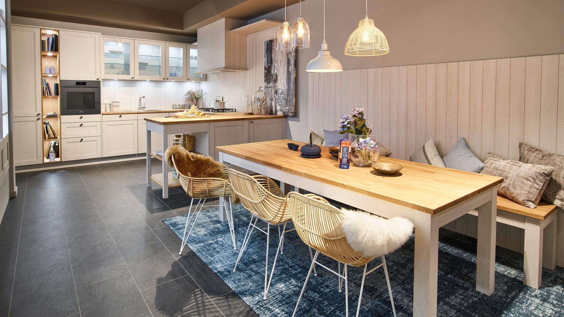 Severský styl je už léta velmi oblíbený, skandinávský styl naší kuchyní opravdu sluší. Dvířka patinovaný dub bílá, pracovní deska z masivního dřeva
