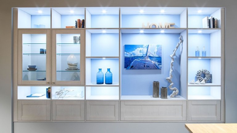 Severský styl je už léta velmi oblíbený, skandinávský styl naší kuchyní opravdu sluší. Dvířka patinovaný dub bílá, pracovní deska z masivního dřeva
