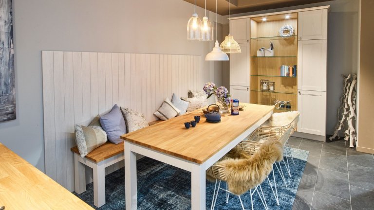 Severský styl je už léta velmi oblíbený, skandinávský styl naší kuchyní opravdu sluší. Dvířka patinovaný dub bílá, pracovní deska z masivního dřeva
