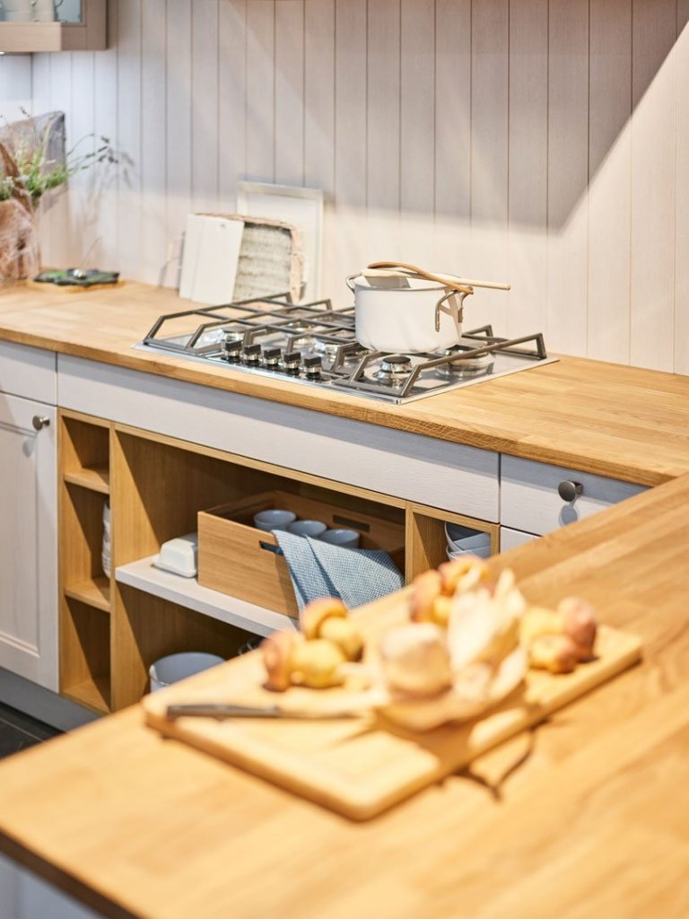 Severský styl je už léta velmi oblíbený, skandinávský styl naší kuchyní opravdu sluší. Dvířka patinovaný dub bílá, pracovní deska z masivního dřeva
