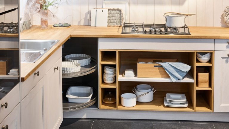 Severský styl je už léta velmi oblíbený, skandinávský styl naší kuchyní opravdu sluší. Dvířka patinovaný dub bílá, pracovní deska z masivního dřeva
