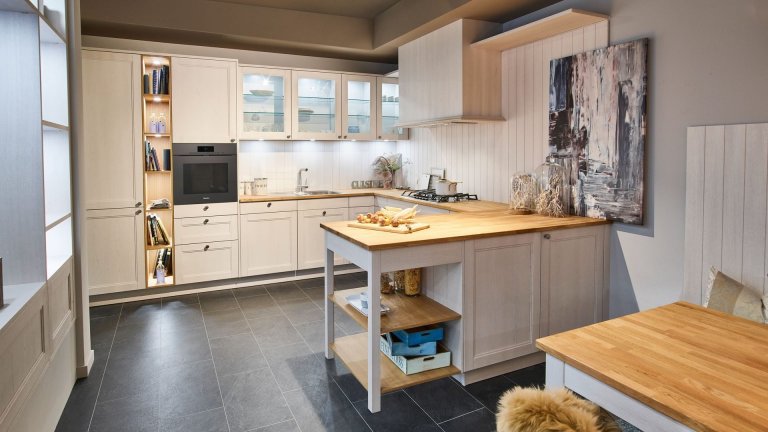 Severský styl je už léta velmi oblíbený, skandinávský styl naší kuchyní opravdu sluší. Dvířka patinovaný dub bílá, pracovní deska z masivního dřeva
