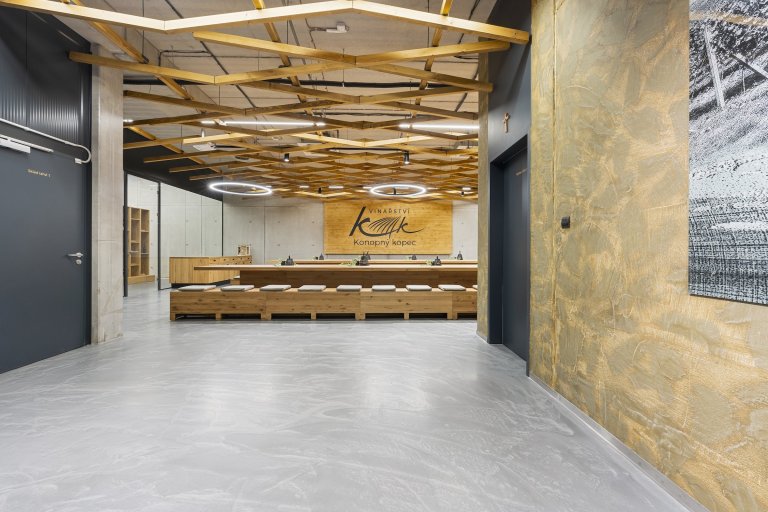 Jako profesionální fotograf jsem měl nedávno tu čest pracovat na fascinujícím projektu &ndash; fotografování Vinařství Konopný kopec. Toto unikátní vinařství,…