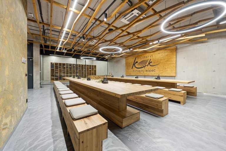 Jako profesionální fotograf jsem měl nedávno tu čest pracovat na fascinujícím projektu &ndash; fotografování Vinařství Konopný kopec. Toto unikátní vinařství,…