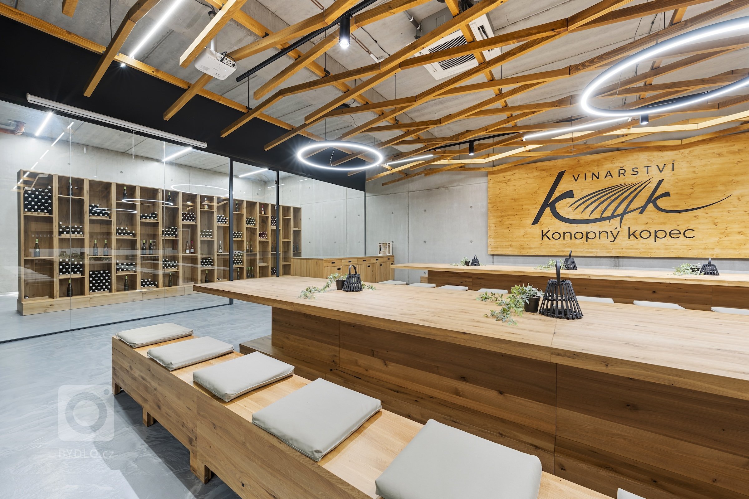 Jako profesionální fotograf jsem měl nedávno tu čest pracovat na fascinujícím projektu &ndash; fotografování Vinařství Konopný kopec. Toto unikátní vinařství,…