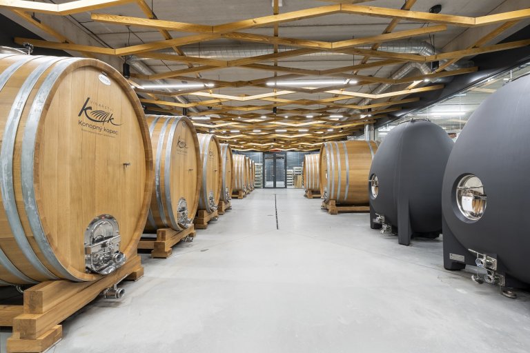 Jako profesionální fotograf jsem měl nedávno tu čest pracovat na fascinujícím projektu &ndash; fotografování Vinařství Konopný kopec. Toto unikátní vinařství,…