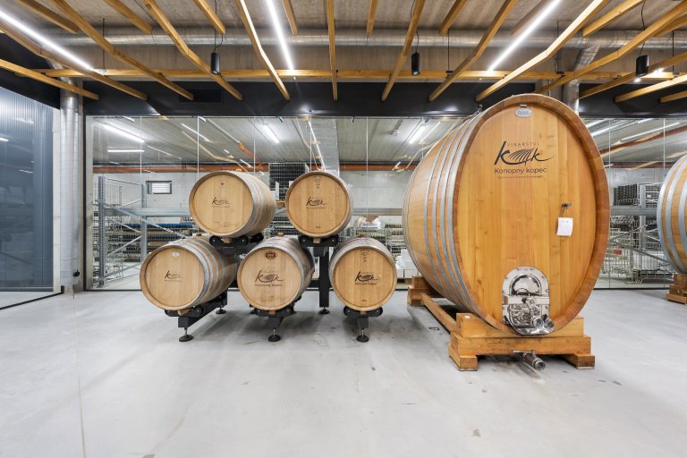 Jako profesionální fotograf jsem měl nedávno tu čest pracovat na fascinujícím projektu &ndash; fotografování Vinařství Konopný kopec. Toto unikátní vinařství,…