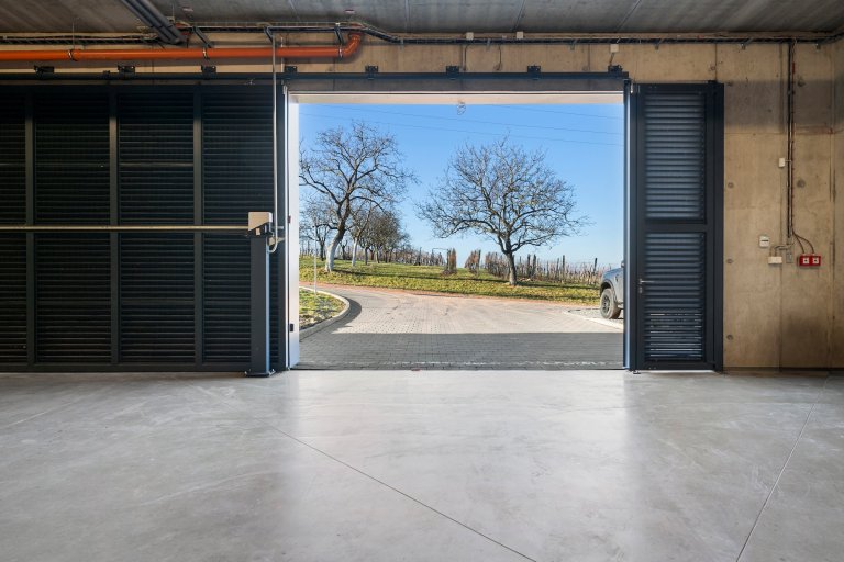 Jako profesionální fotograf jsem měl nedávno tu čest pracovat na fascinujícím projektu &ndash; fotografování Vinařství Konopný kopec. Toto unikátní vinařství,…