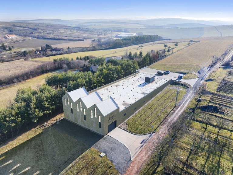 Jako profesionální fotograf jsem měl nedávno tu čest pracovat na fascinujícím projektu &ndash; fotografování Vinařství Konopný kopec. Toto unikátní vinařství,…