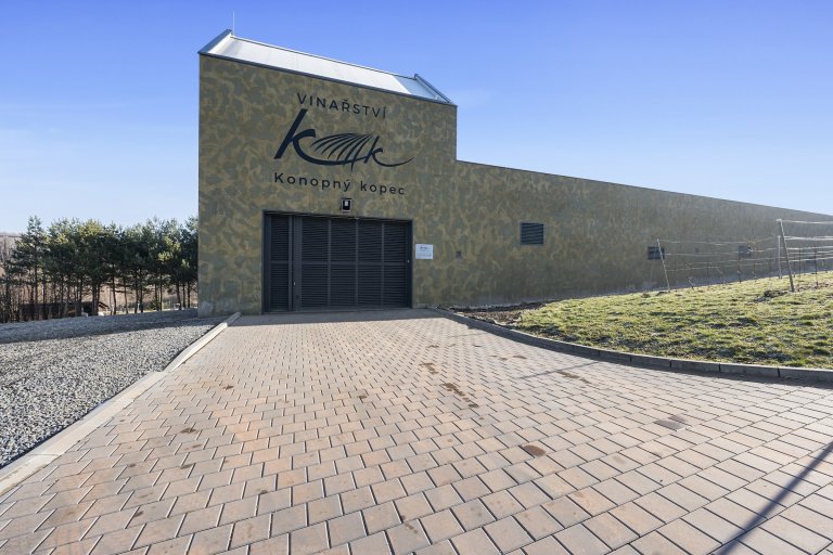 Jako profesionální fotograf jsem měl nedávno tu čest pracovat na fascinujícím projektu &ndash; fotografování Vinařství Konopný kopec. Toto unikátní vinařství,…