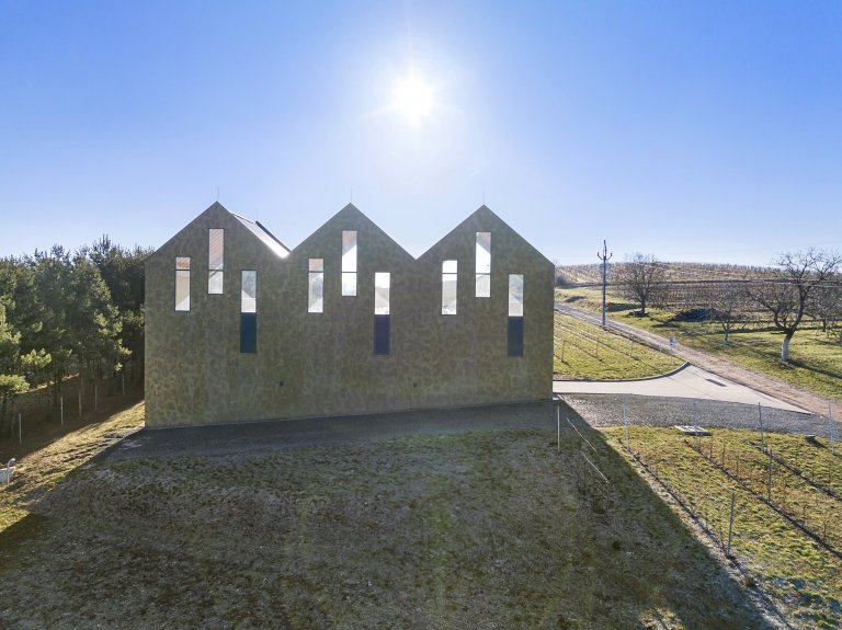 Jako profesionální fotograf jsem měl nedávno tu čest pracovat na fascinujícím projektu &ndash; fotografování Vinařství Konopný kopec. Toto unikátní vinařství,…