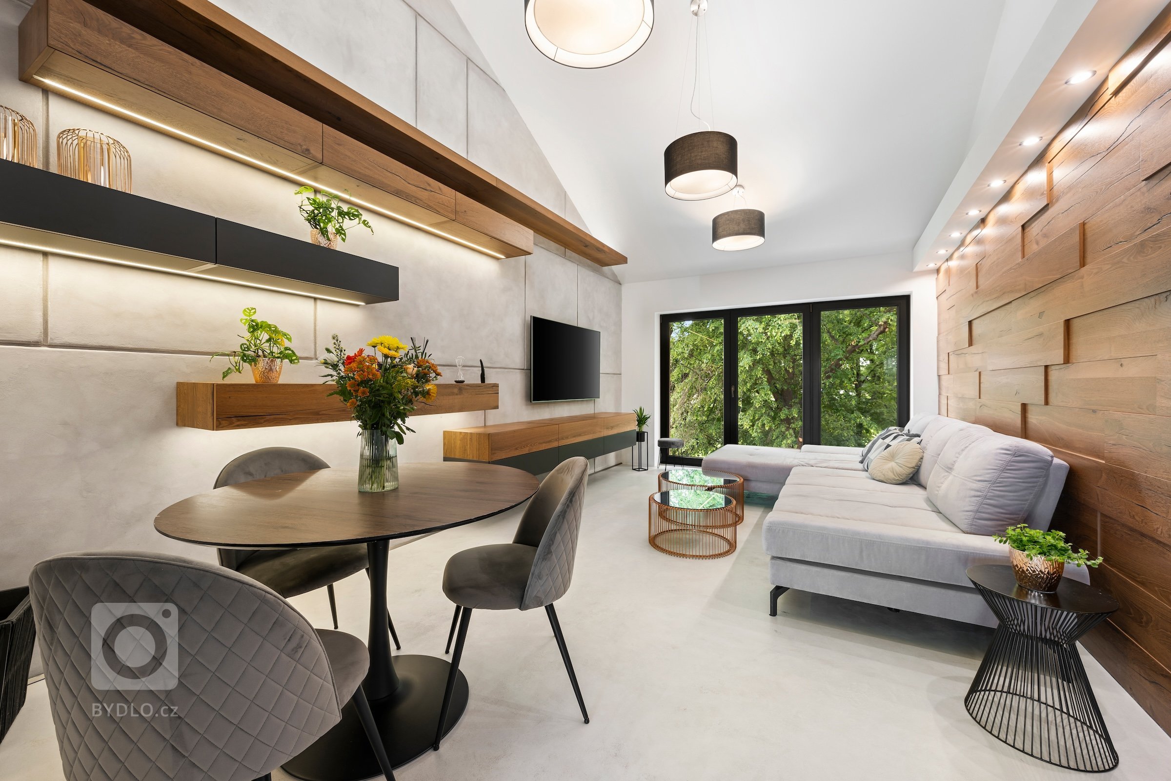 Moderní mezonetový byt kombinuje luxus, prostor a design, který reflektuje nejnovější trendy v architektuře a interiérovém designu. Mezonet, často rozdělený do…