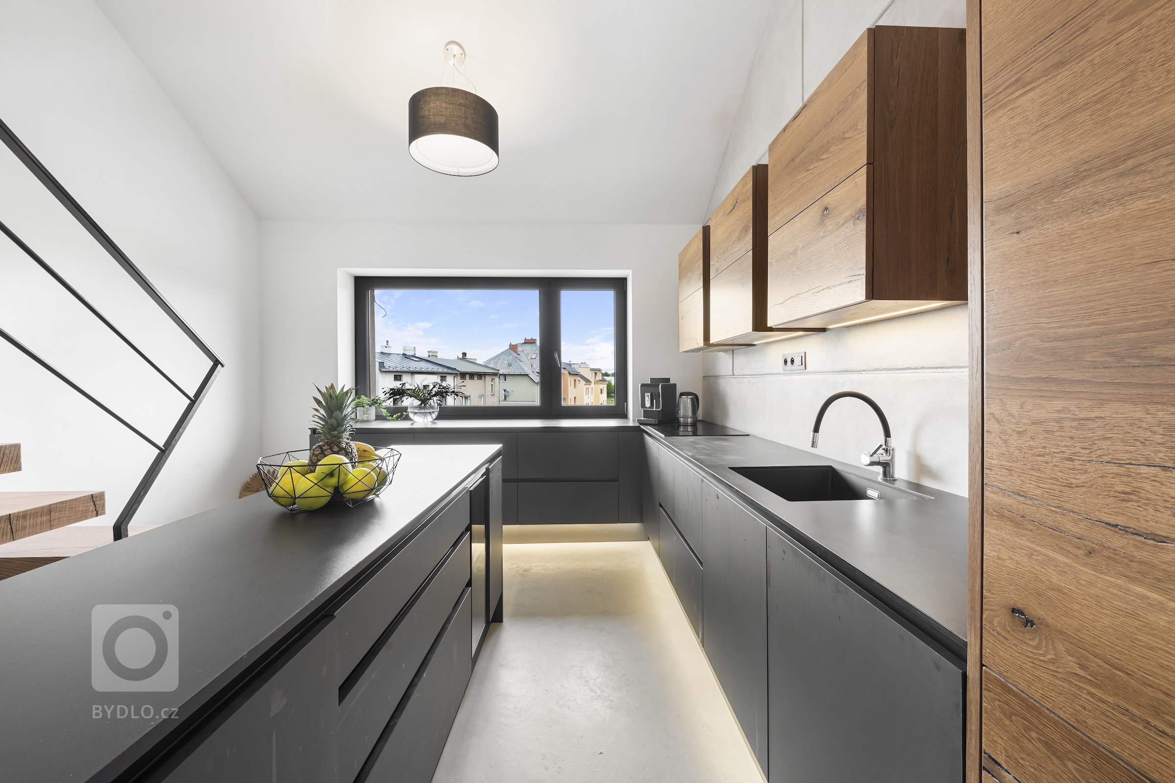 Moderní mezonetový byt kombinuje luxus, prostor a design, který reflektuje nejnovější trendy v architektuře a interiérovém designu. Mezonet, často rozdělený do…