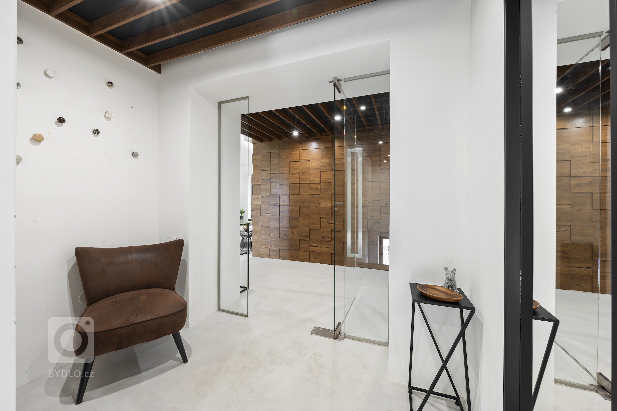 Moderní mezonetový byt kombinuje luxus, prostor a design, který reflektuje nejnovější trendy v architektuře a interiérovém designu. Mezonet, často rozdělený do…