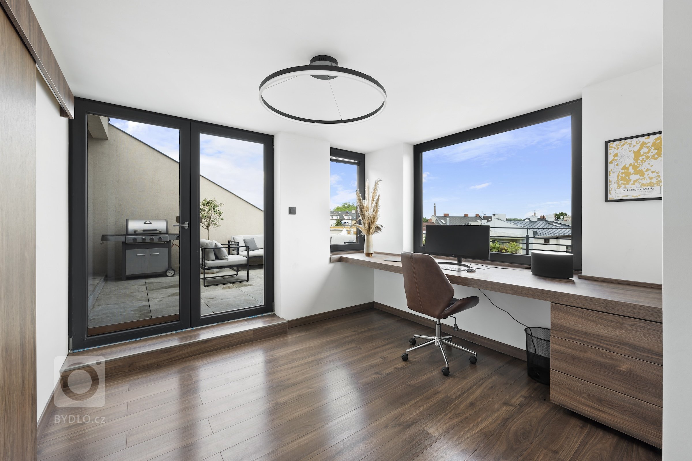 Moderní mezonetový byt kombinuje luxus, prostor a design, který reflektuje nejnovější trendy v architektuře a interiérovém designu. Mezonet, často rozdělený do…