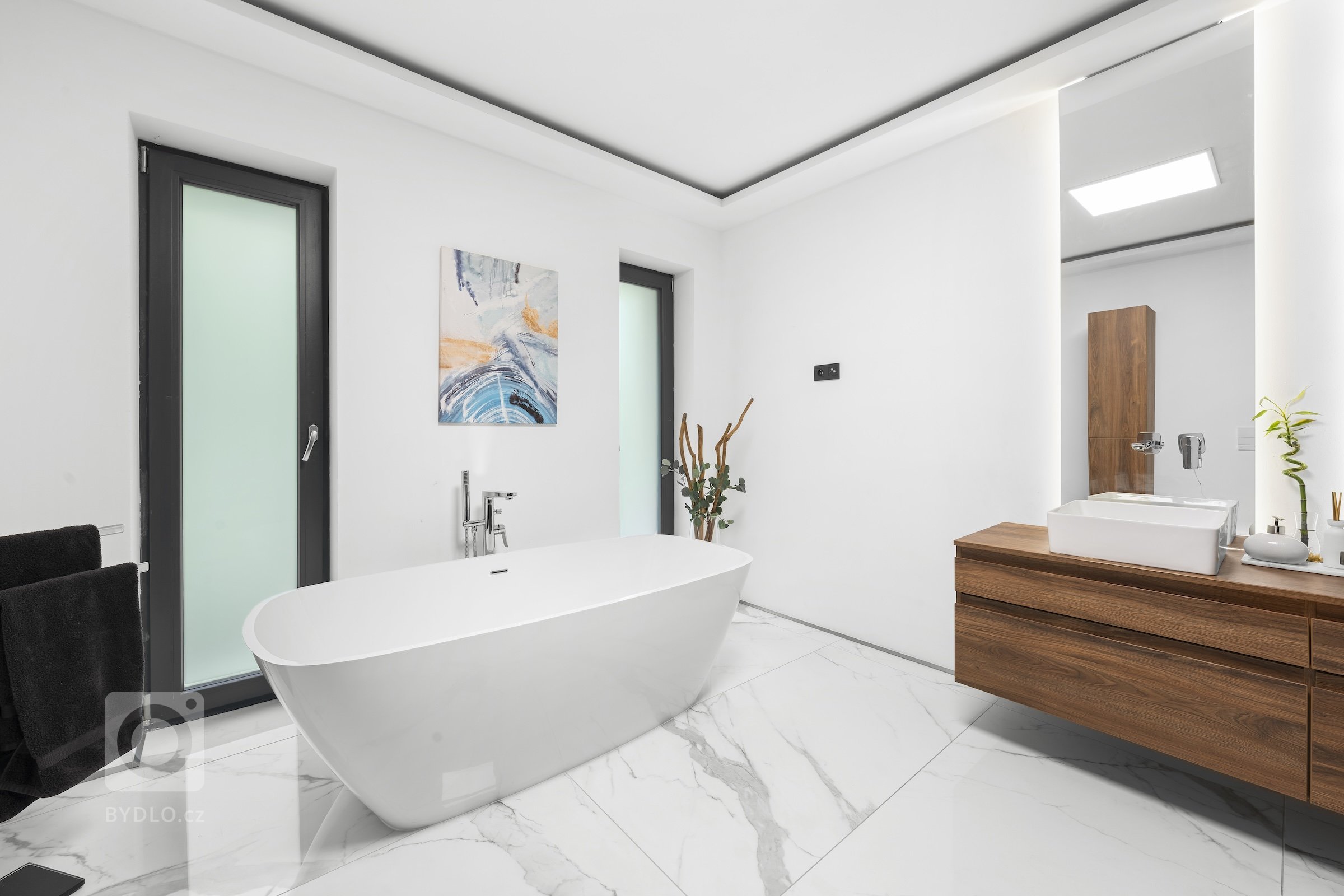 Moderní mezonetový byt kombinuje luxus, prostor a design, který reflektuje nejnovější trendy v architektuře a interiérovém designu. Mezonet, často rozdělený do…