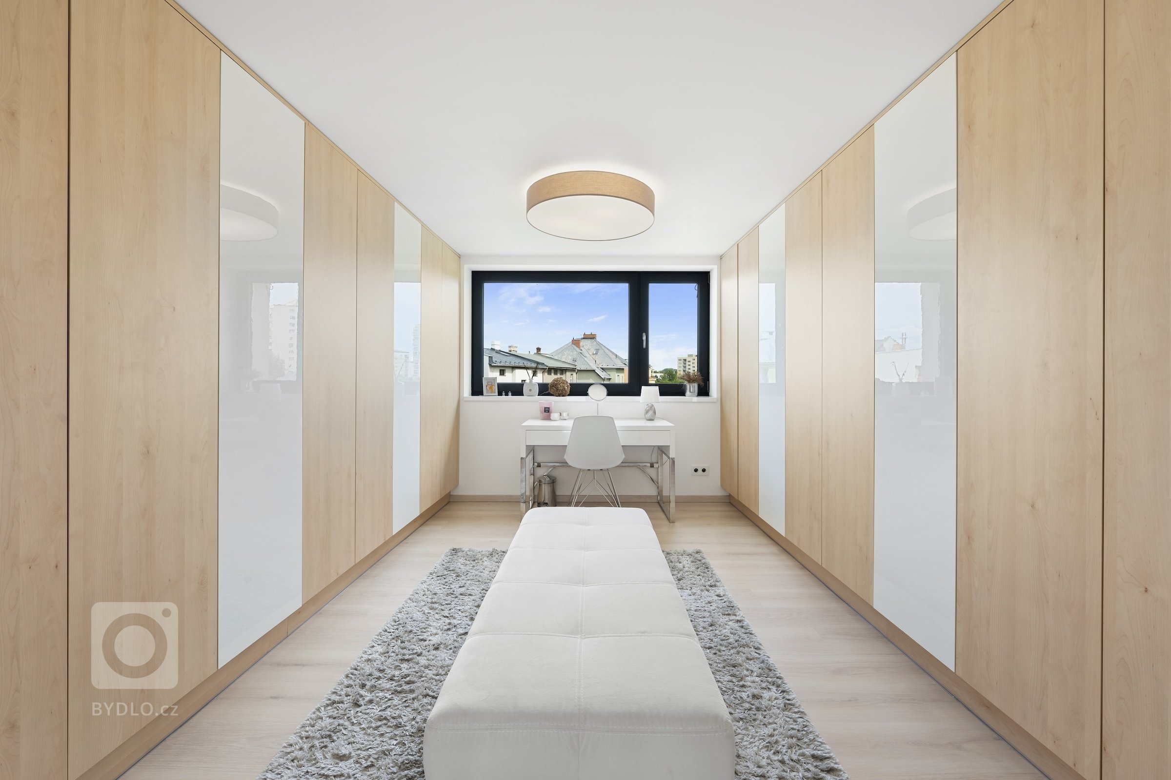 Moderní mezonetový byt kombinuje luxus, prostor a design, který reflektuje nejnovější trendy v architektuře a interiérovém designu. Mezonet, často rozdělený do…