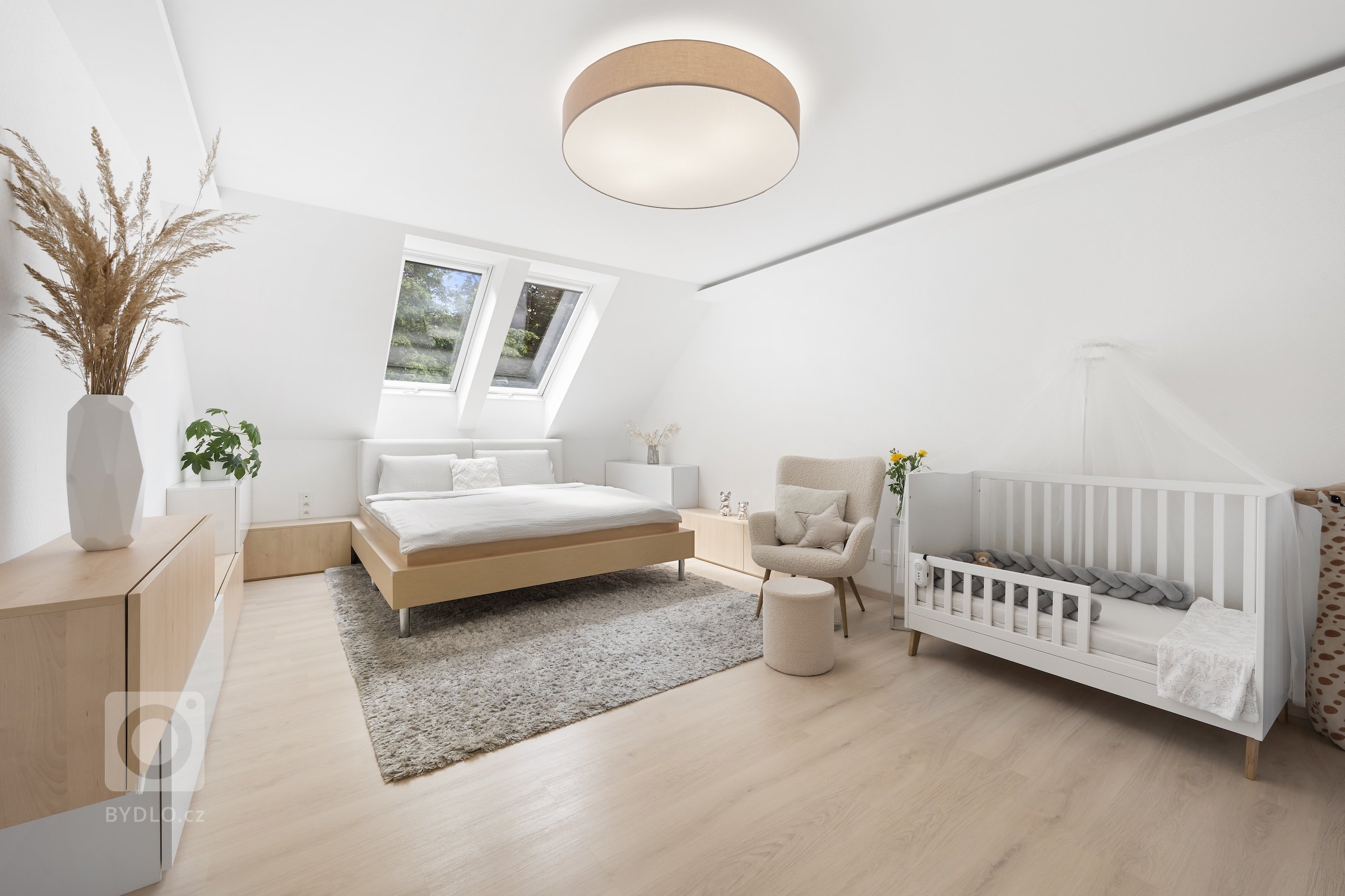 Moderní mezonetový byt kombinuje luxus, prostor a design, který reflektuje nejnovější trendy v architektuře a interiérovém designu. Mezonet, často rozdělený do…