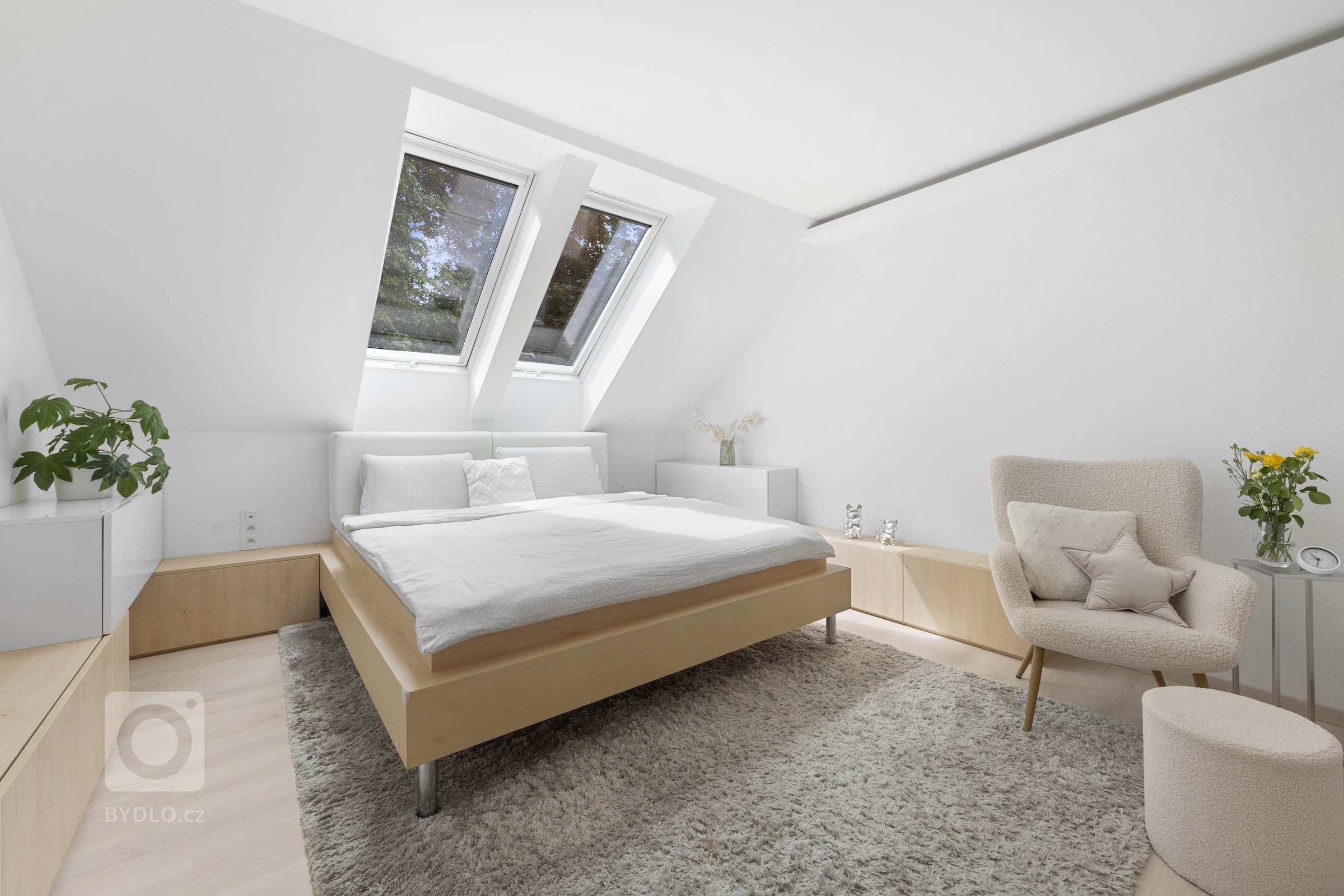 Moderní mezonetový byt kombinuje luxus, prostor a design, který reflektuje nejnovější trendy v architektuře a interiérovém designu. Mezonet, často rozdělený do…