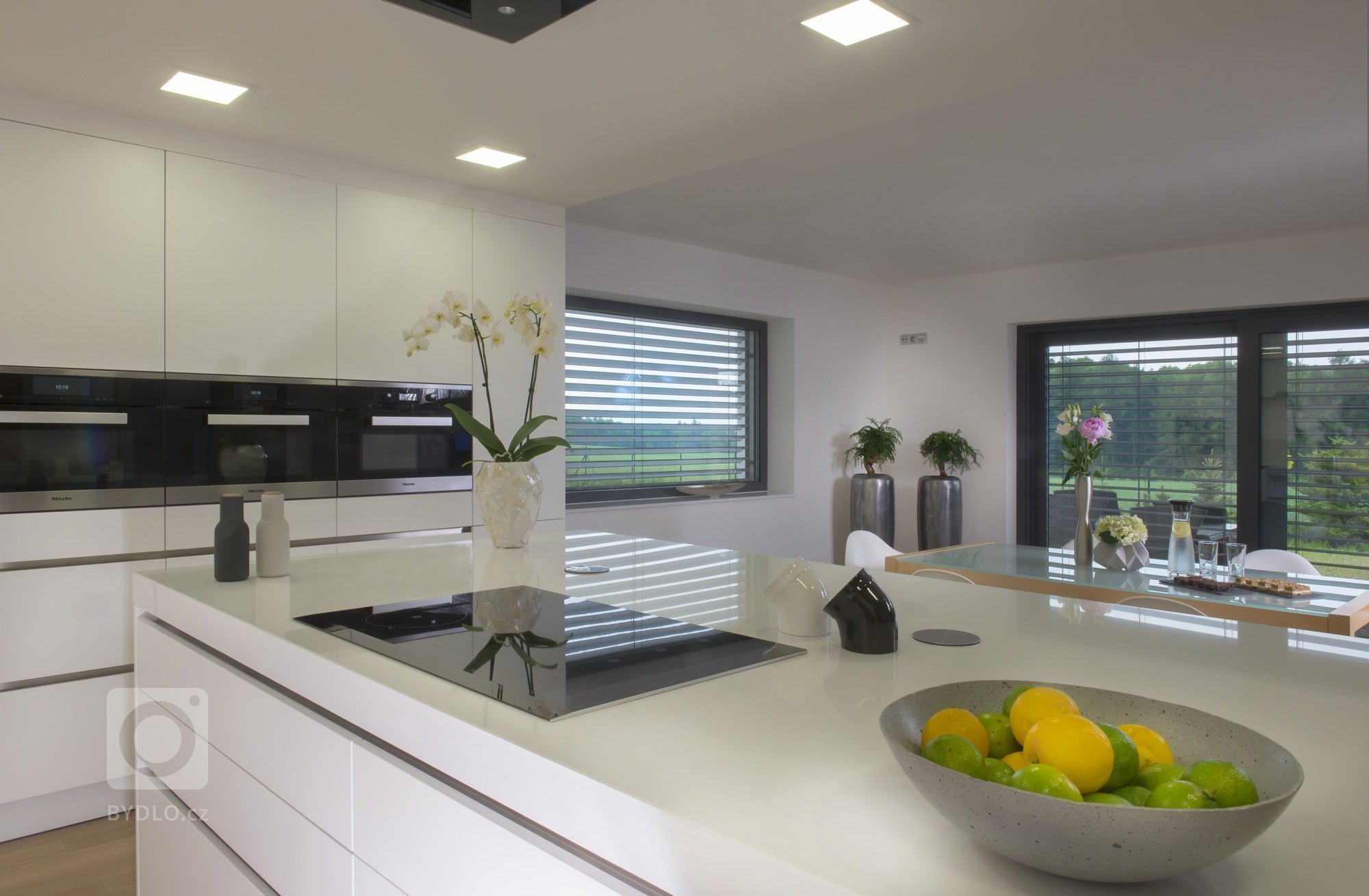 Kuchyň EGGERSMANN, rodinný dům. Provedení matný strukturovaný lak 539 Blutenweiss, bezúchytkový systém e:sing - lišty nerez . Pracovní deska je Technistone…