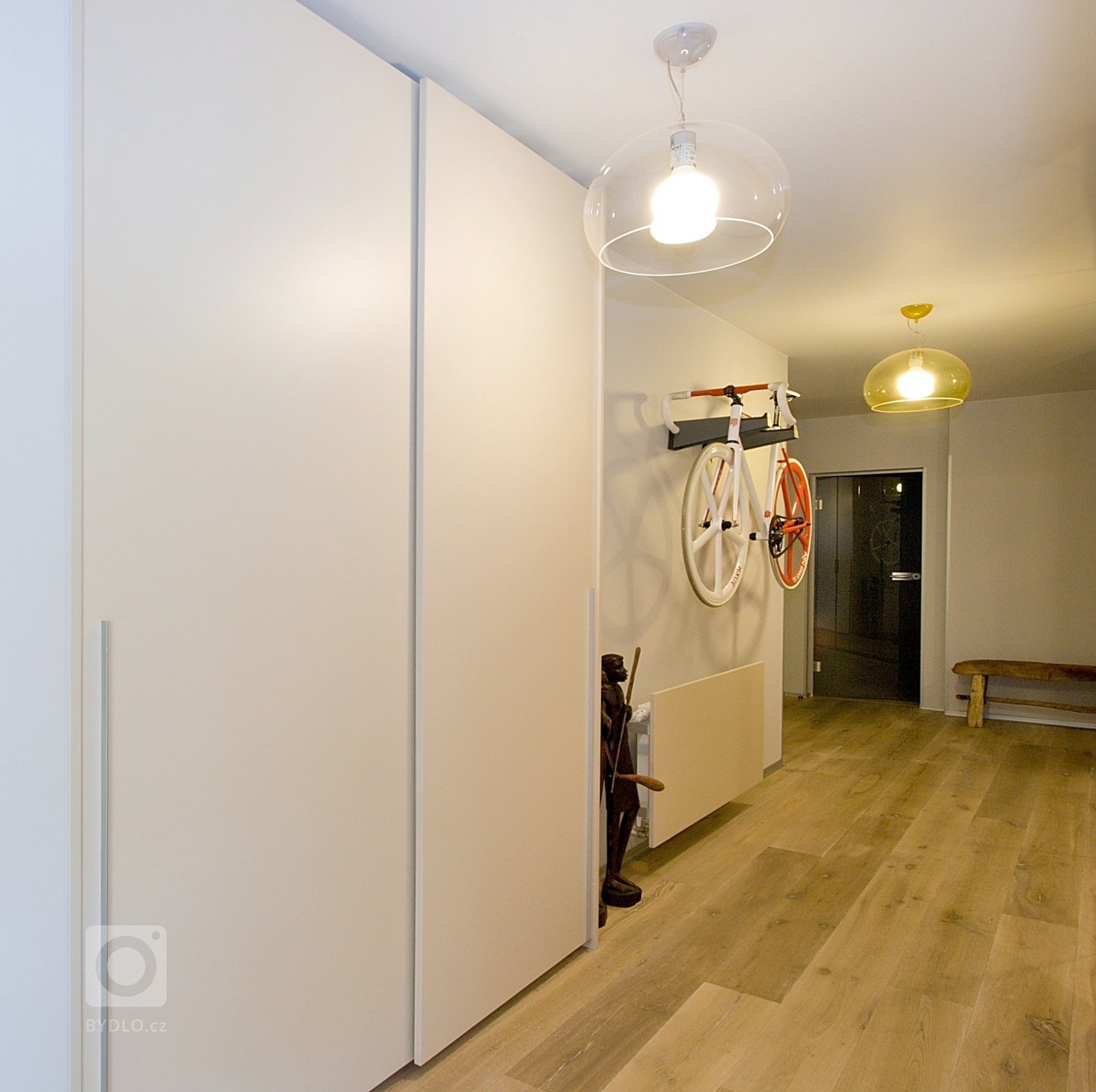 Kuchyň BEECK KÜCHEN a realizace interiéru bytu. Provedení kuchyně: vysoké a horní skříně dýha dub drásaný Finess Risseiche A6550 H121 Tabak, spodní skříně…