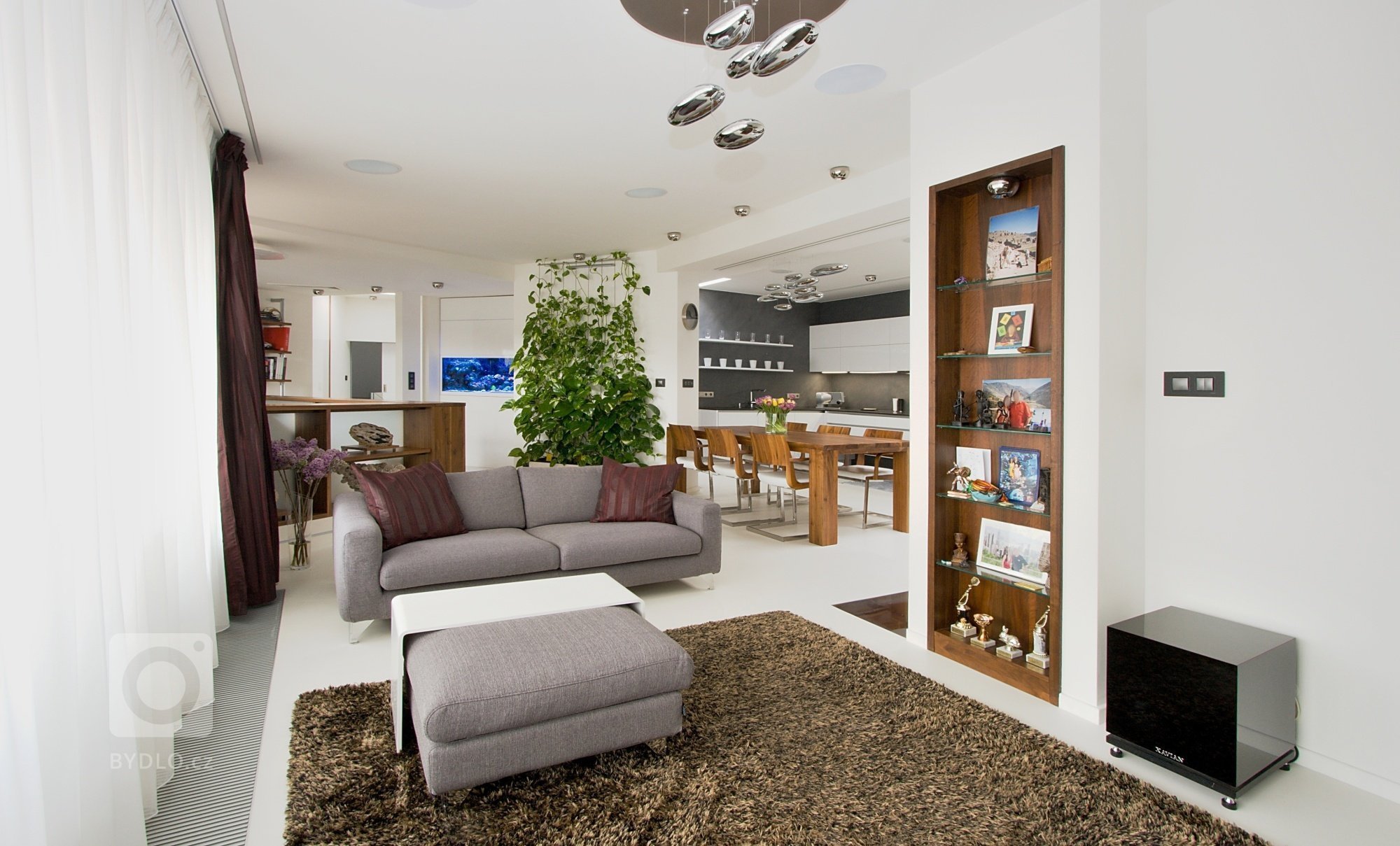 Kuchyň EGGERSMANN a realizace interiéru bytu. Provedení kuchyně je lesklý lak s ABS hranou Dallas. Pracovní deska je žula Nero Assoluto, jako obklad je použita…